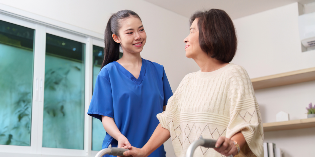 Dìu người cao tuổi đi