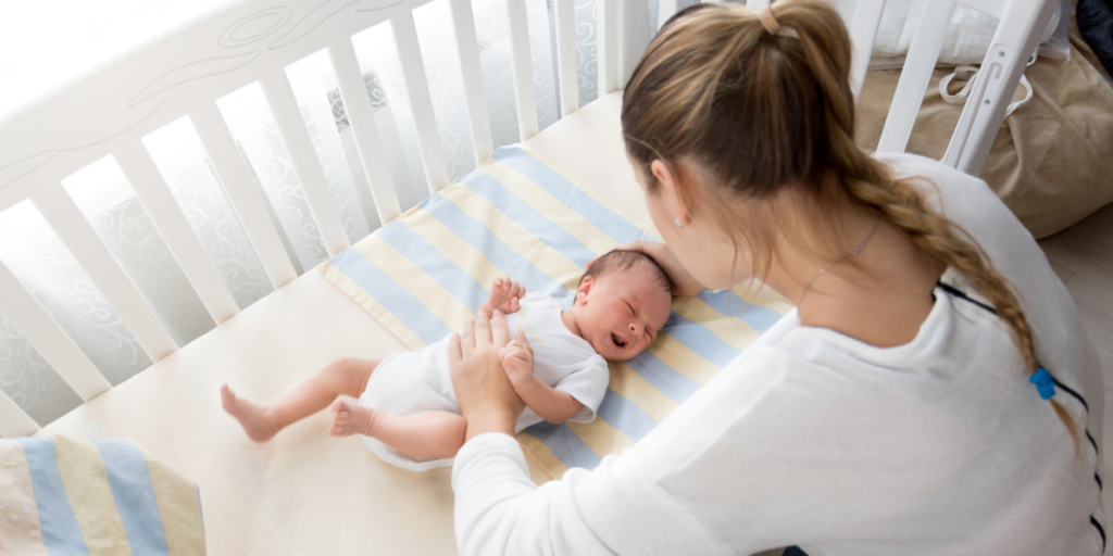 Mẹ nhẹ nhàng đặt bé vào nôi- giác ngủ