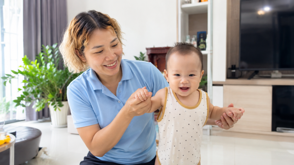 Giúp bé tập đi